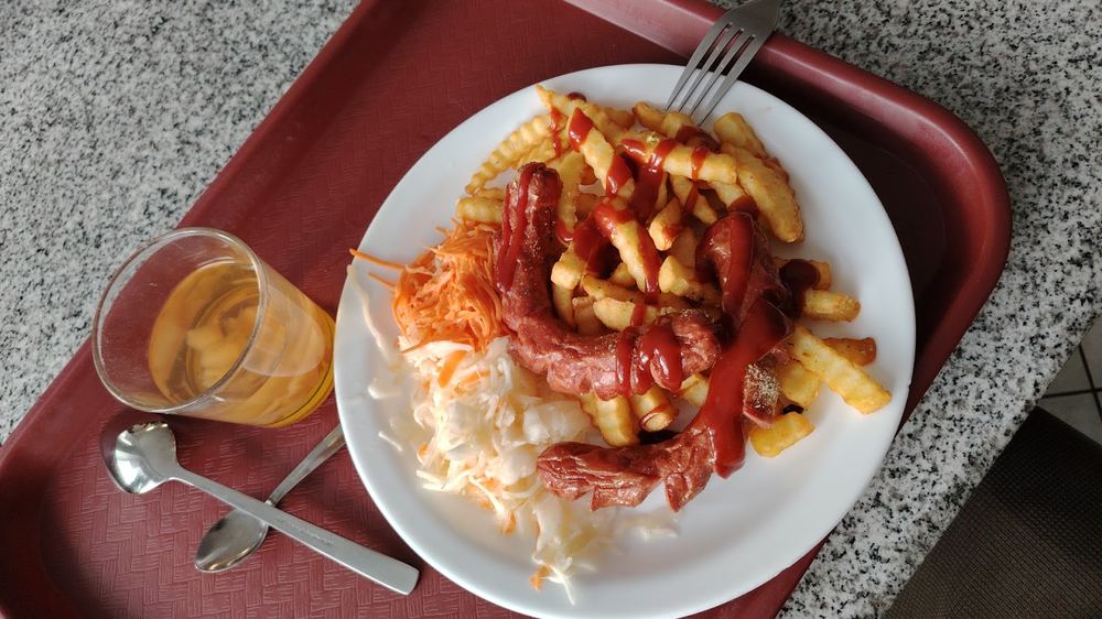 Bulvytės fri su dešrelėmis ir kečupu