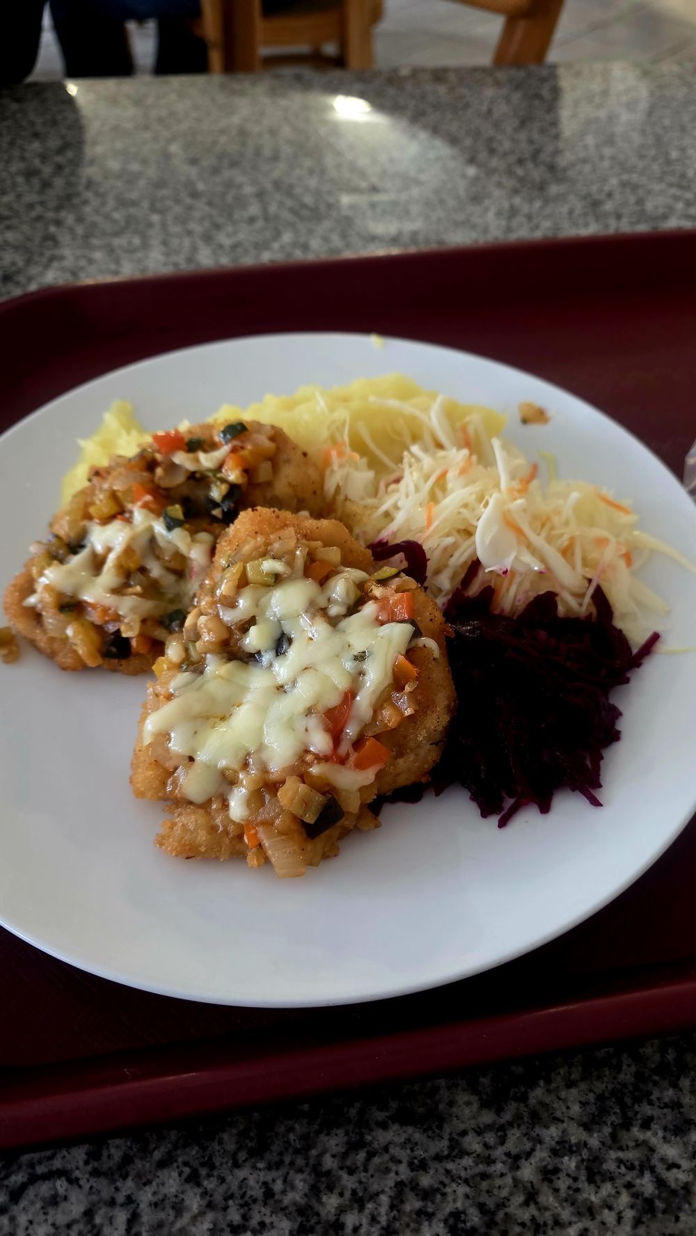 Kepsniai, užkepti daržovėmis ir sūriu, su mišrainėmis
