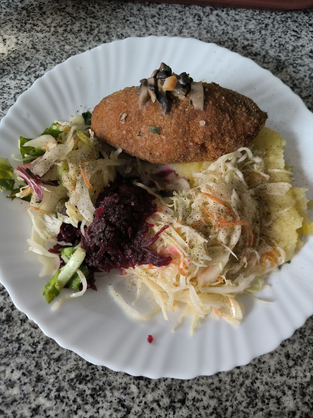 Kotletas su kopūstų ir burokėlių mišrainėmis