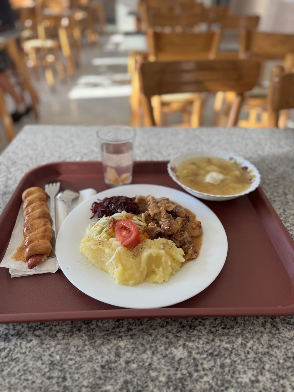 Pietūs ant padėklo: sriuba, košė, troškinys ir mišrainė
