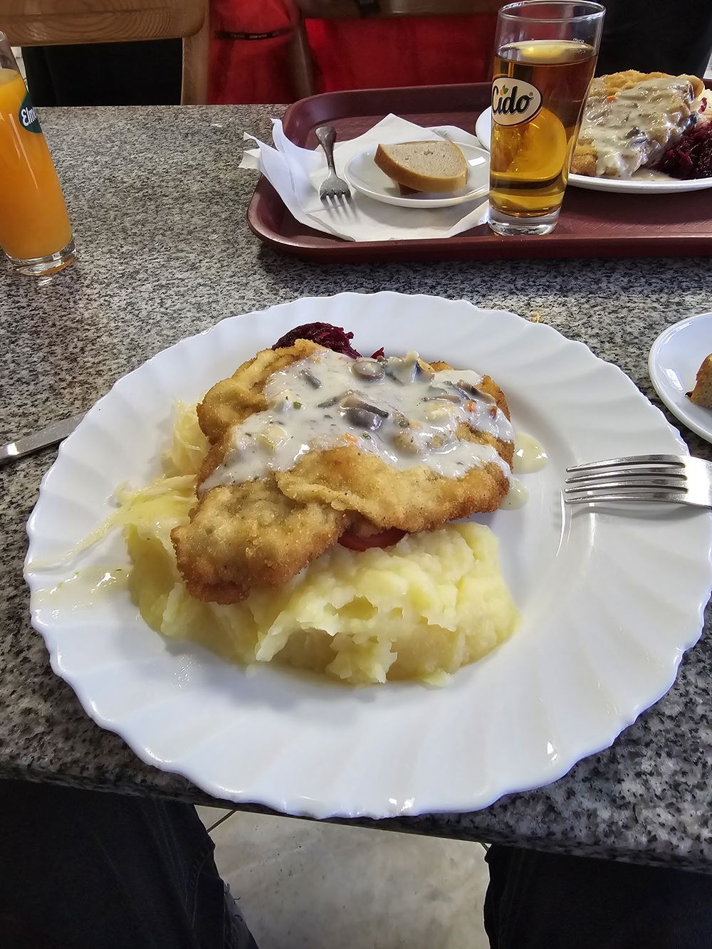 Šnicelis su grybų padažu ir bulvių koše
